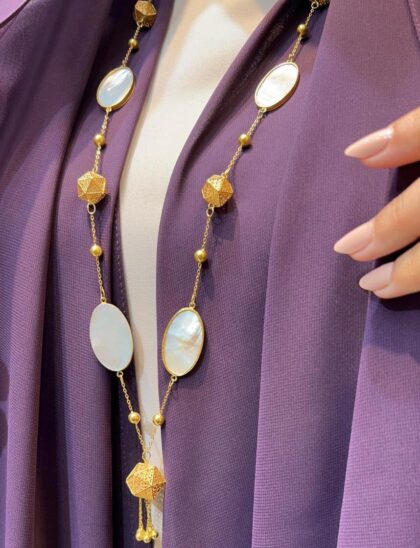 قلادة من طقم البيضاوي